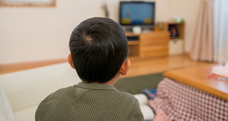 「家事の間、子どもに動画を見せ続ける」のは続けてもOK