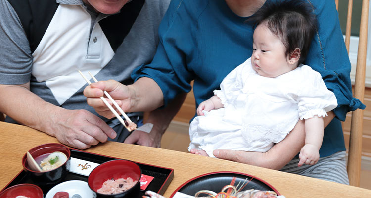 お食い初めは「いつ・どこで・誰と」する?