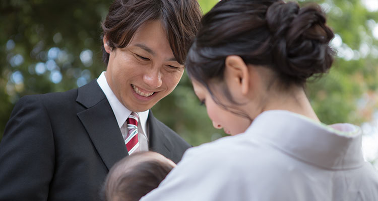 お宮参りでスーツを着こなそう!ネクタイ選びのポイントや着用時の注意点