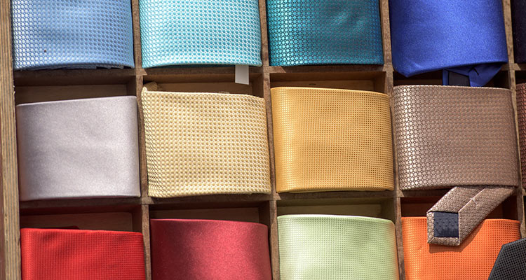 お宮参りのスーツに合うネクタイの選び方