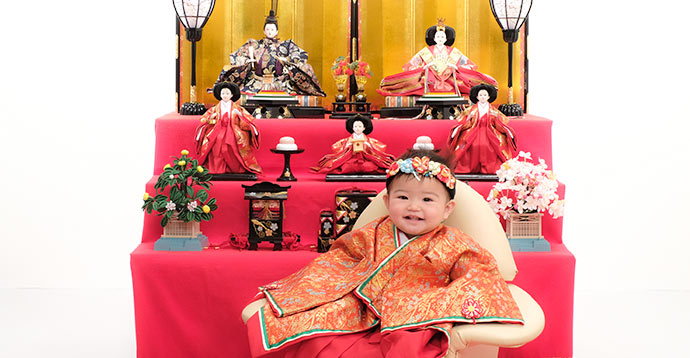 ひな飾りと一緒に撮影!